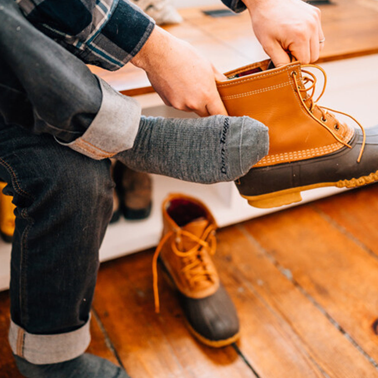 Darn Tough The Standard Lightweight Crew Sock (Men) - Black Accessories - Socks - Lifestyle - The Heel Shoe Fitters