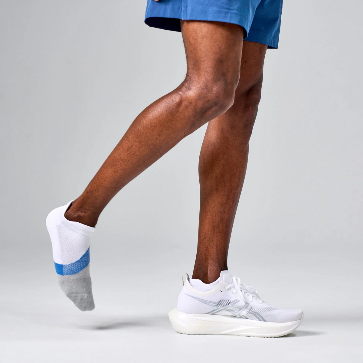 Feetures Elite Light Cushion No Show Tab (Unisex) - White Tide